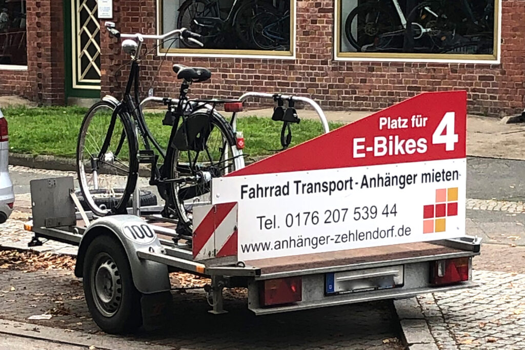 E-Bike Anhänger mit Werbung der Vermietungsfirma AVBZ.